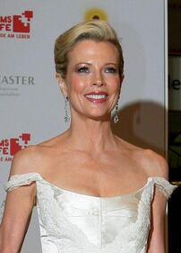 Kim Basinger: dopo lo strip tease più sexy torna sul set 20