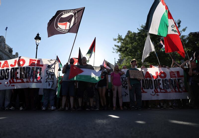 Proteste pro Palestina alla Vuelta, tensioni e cariche: ecco le immagini degli scontri di Madrid 12