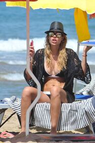 Ilary Blasi, tanga hot a Formentera 3