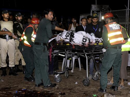 Pakistan, kamikaze si fa esplodere nel parco dei bimbi: strage di cristiani