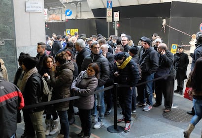 Coda a Milano davanti al nuovo McDonald's 9