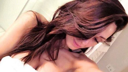 Anna Tatangelo, selfie sexy sotto le lenzuola