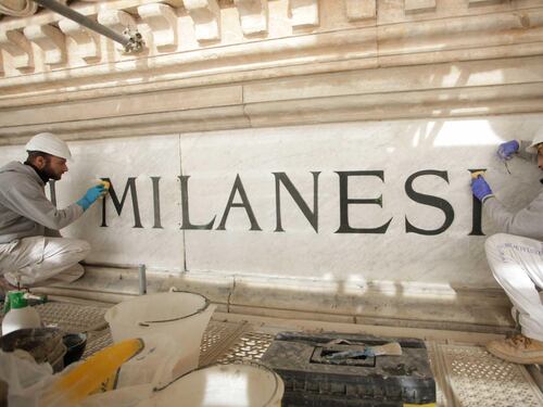 Milanesi a spasso sopra la Galleria