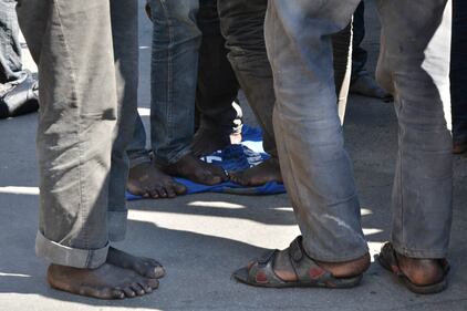 Immigrati scaricati per terra alla stazione di Rogoredo 11