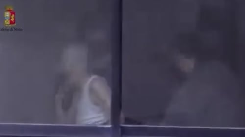 Trapani, anziana picchiata e minacciata. Polizia arresta due badanti