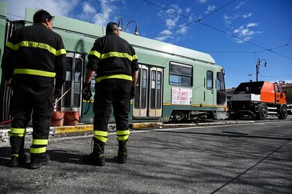 Paura per Immobile, si schianta contro un tram a Roma: le immagini dell'incidente 15