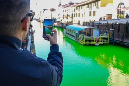 Cop 30, così gli attivisti hanno colorato di verde i Navigli 8