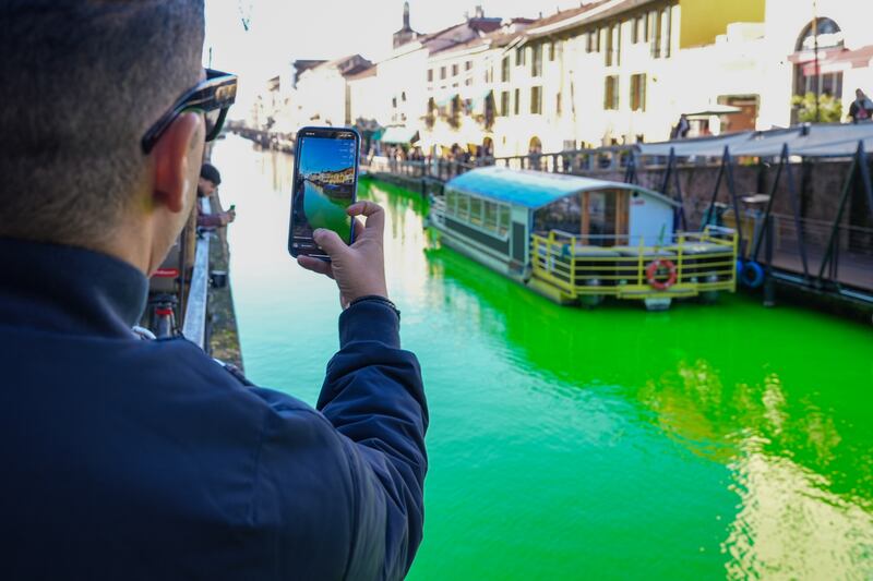 Cop 30, così gli attivisti hanno colorato di verde i Navigli 8