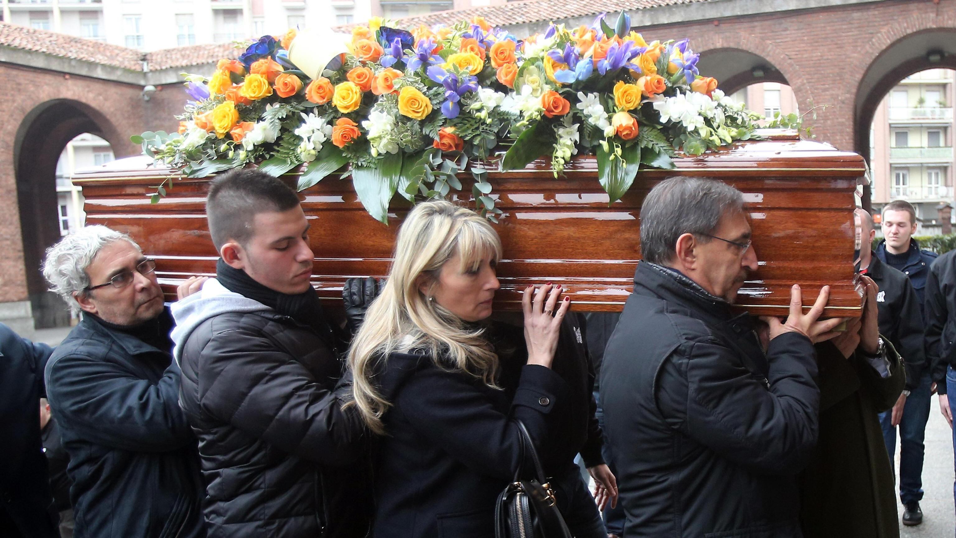 Il funerale di mamma Ramelli riunisce in chiesa tutta la destra