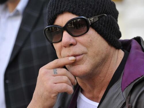 Mickey Rourke salvato dall'amore dei suoi cani