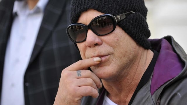 Mickey Rourke salvato dall'amore dei suoi cani