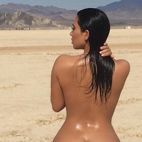Kim e Khloe Kardashian, sfida di lati b 25