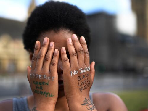 La follia dei Black lives matter: "Abbattere le statue di Gesù"