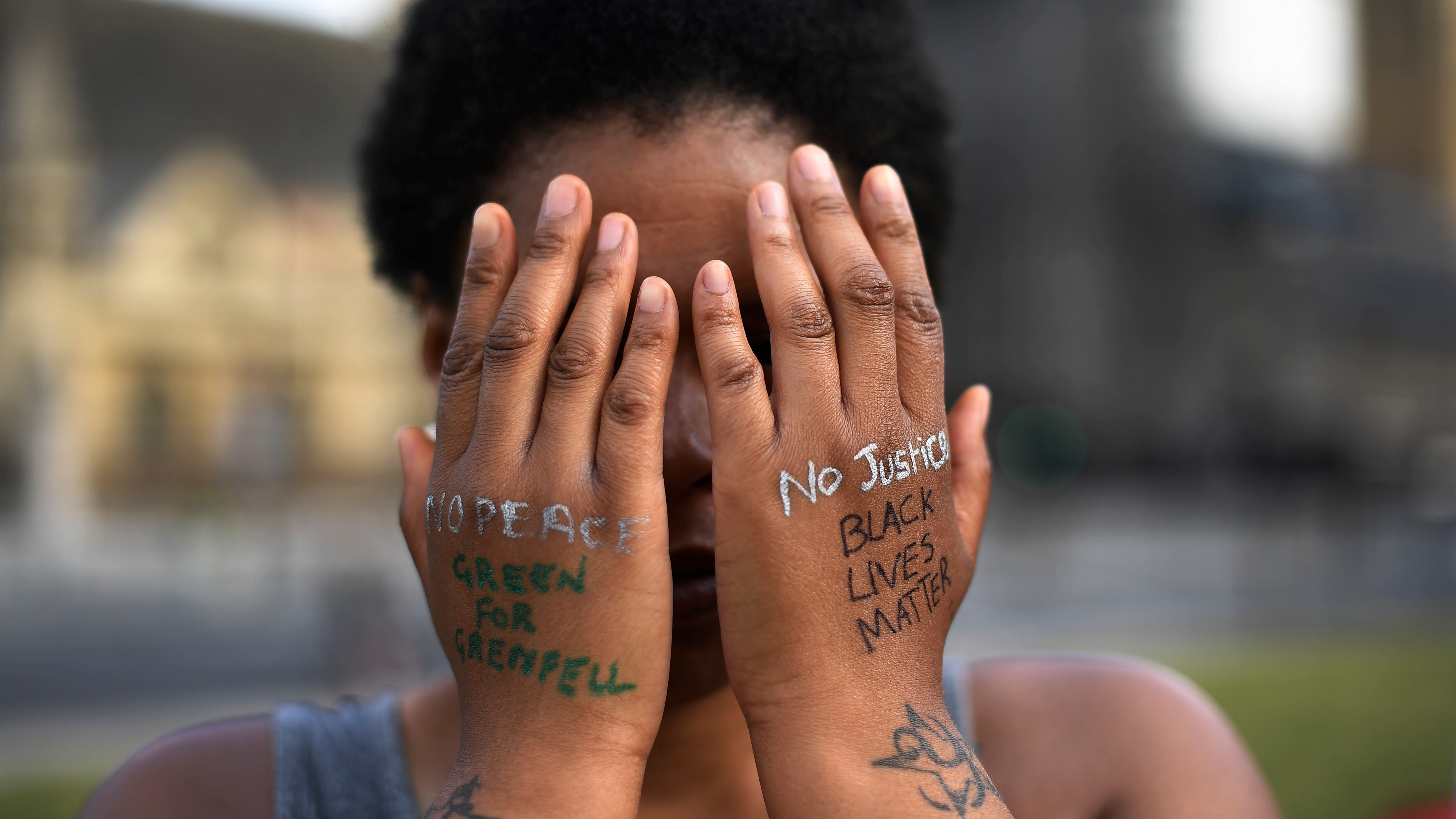 La follia dei Black lives matter: "Abbattere le statue di Gesù"