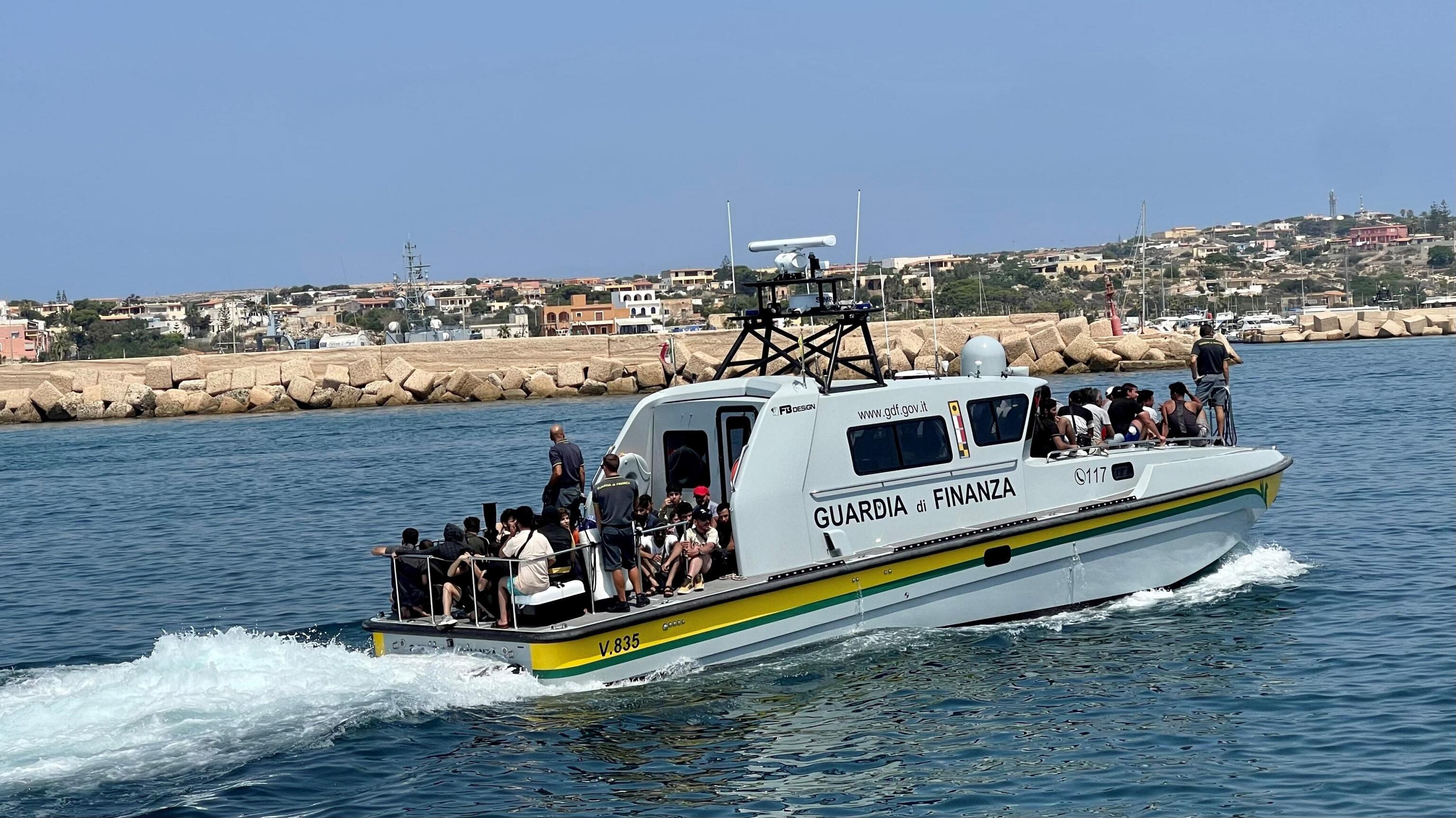 Sbarchi record a Lampedusa: 4mila migranti nell’hotspot