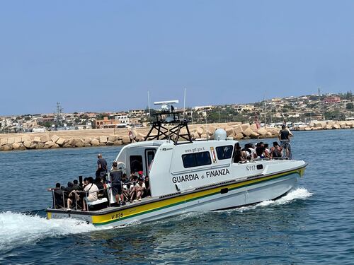 Sbarchi record a Lampedusa: 4mila migranti nell’hotspot
