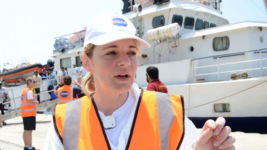 Si è comprata una barca: così salva donne e bambini