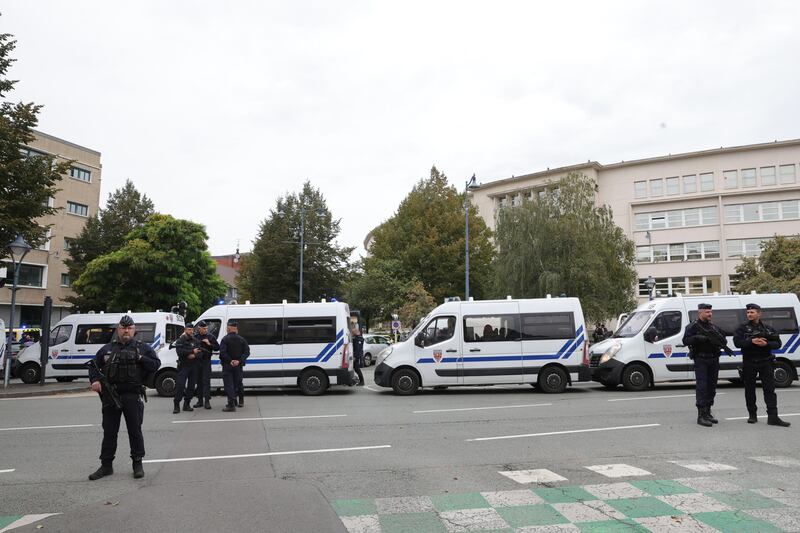 La polizia francese davanti al liceo 5