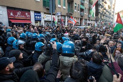 Scontri tra agenti e manifestanti pro-Palestina a Milano 2
