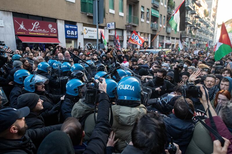 Scontri tra agenti e manifestanti pro-Palestina a Milano 2
