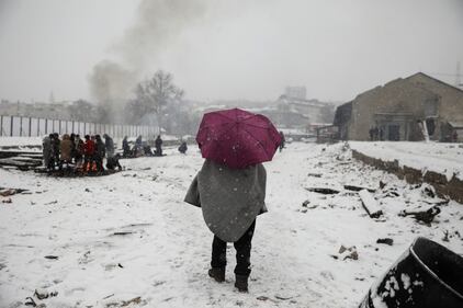 Migranti in fila nella neve a Belgrado 5