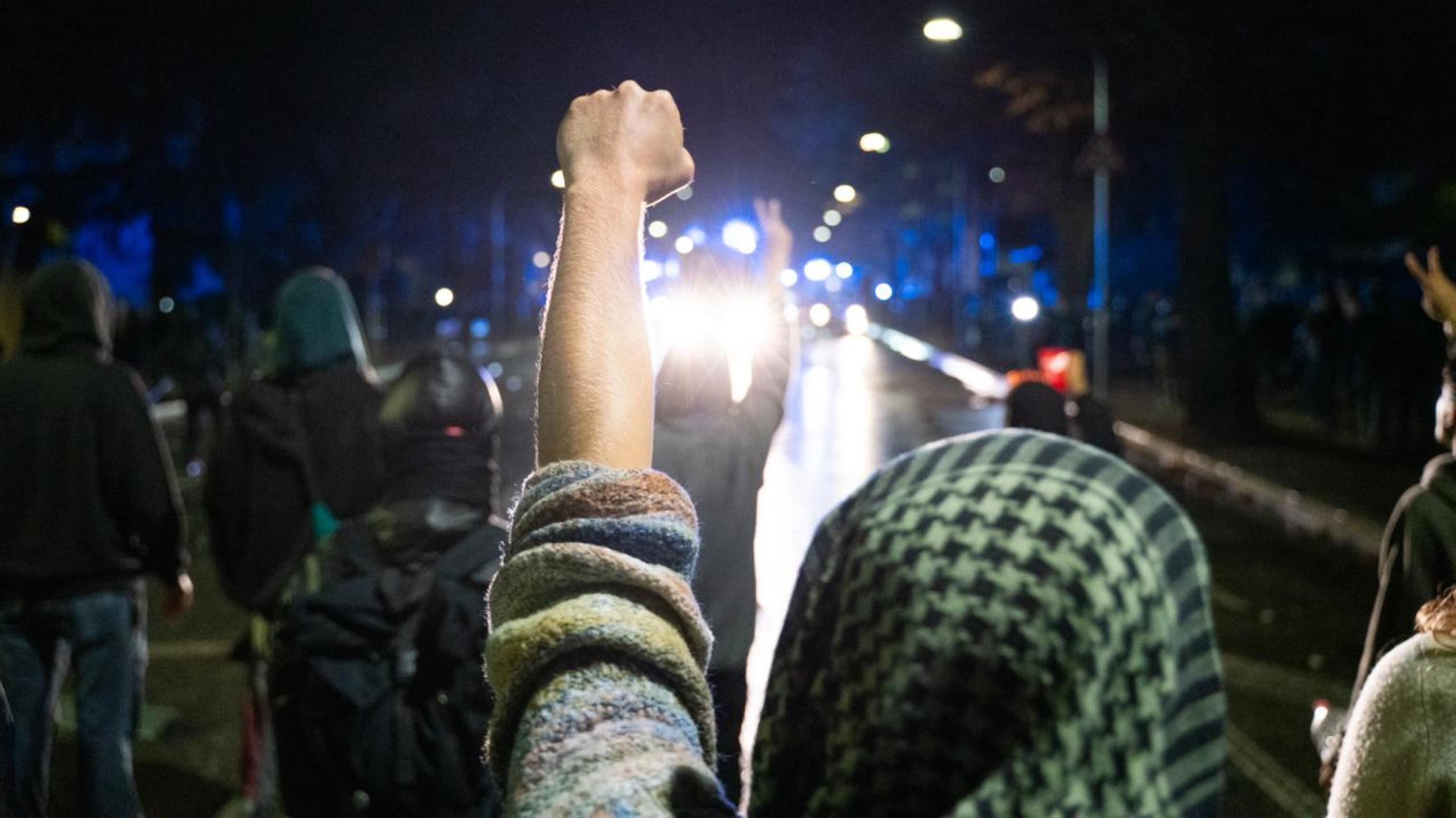 Vergogna a Udine: ancora una volta la sinistra si porta i violenti al seguito