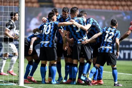 Inter, è festa grande fuori e dentro al Meazza per lo scudetto numero 19 10