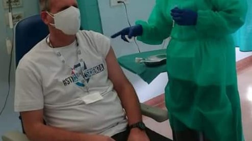 Covid, 39enne bresciana no vax muore in ospedale: grave la madre