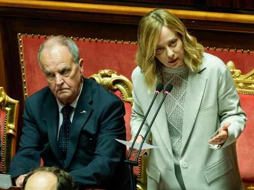 "Non farò mai quello che ha già fatto lei". Meloni risponde a muso duro a Renzi