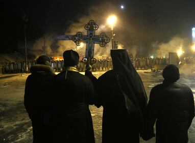 I preti ortodossi tra polizia e manifestanti 3