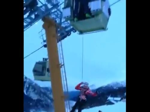 Sciatori bloccati in funivia: video della polizia mostra il salvataggio spettacolare