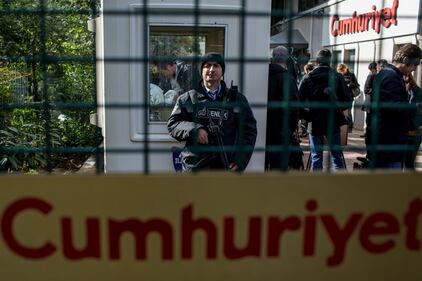 Protesta davanti alla sede di Cumhuriyet 6