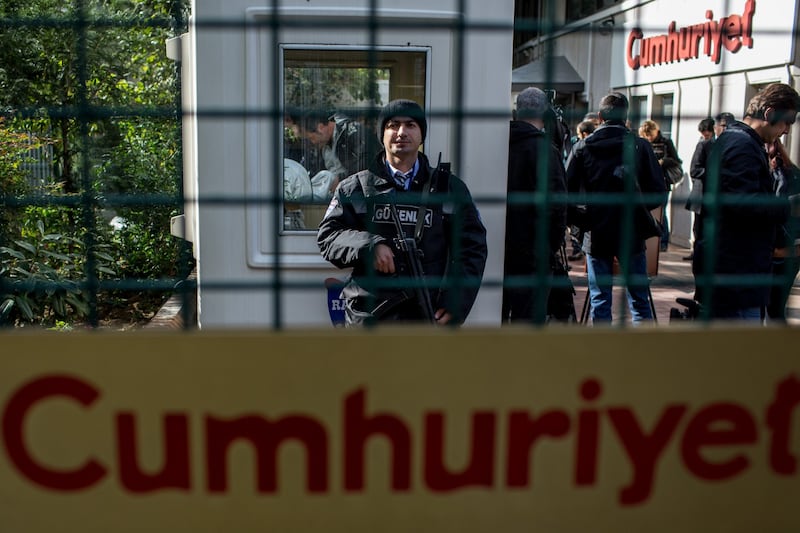 Protesta davanti alla sede di Cumhuriyet 6