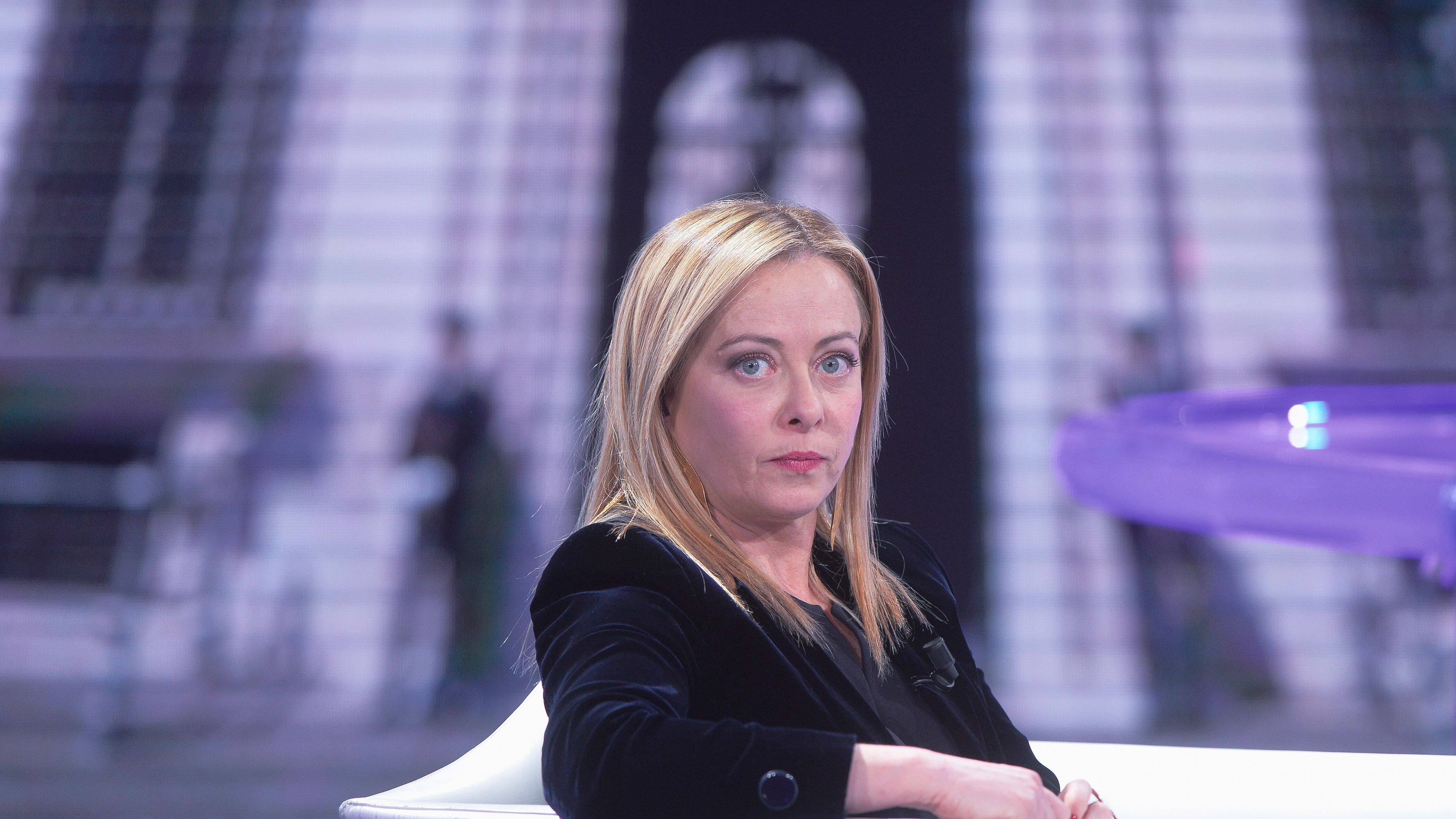 Meloni invita Zelensky a Roma. E annuncia: "Sarò presto a Kiev"