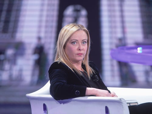 "L'unica cosa che mi spaventa è deludere". Meloni a testa alta traccia la rotta