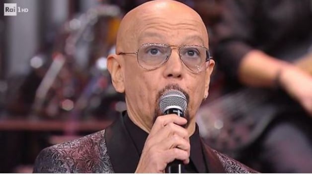 Enrico Ruggeri canta Battisti, i soliti odiatori lo insultano: "Fascista, tagliategli le corde vocali"