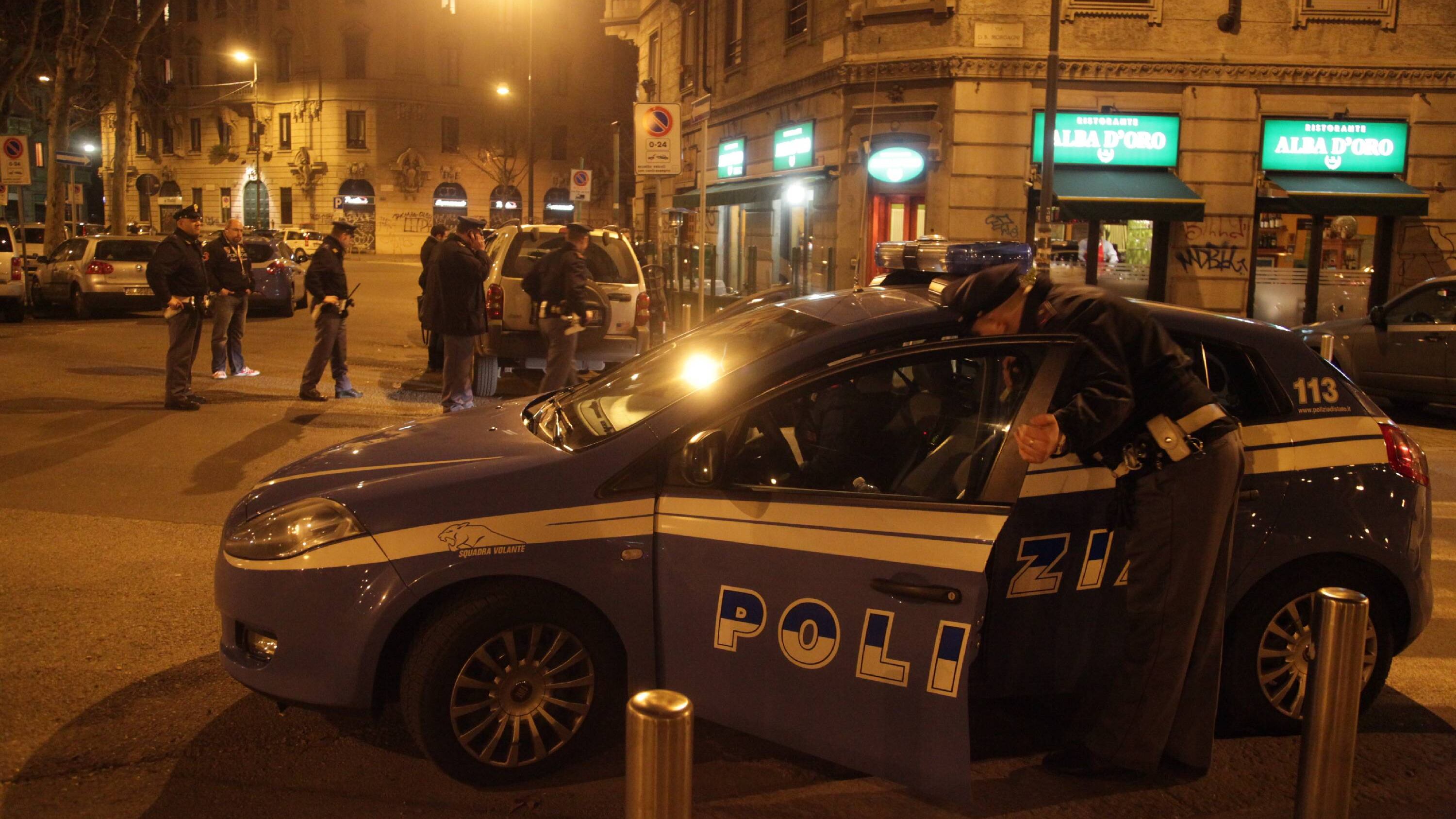 Tassista picchiato in strada, è molto grave. Aggressore in Questura