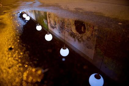 Palloncini luminosi lungo il Muro di Berlino 2