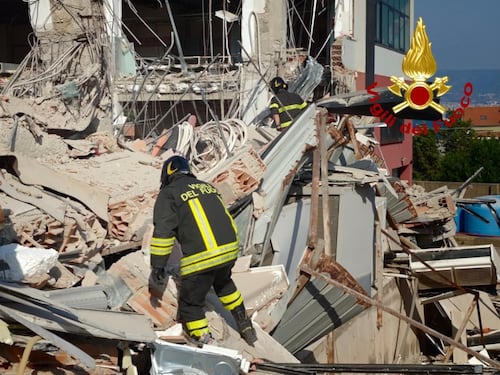 Crolla una palazzina a Messina. “Scaviamo, almeno 7 dispersi”