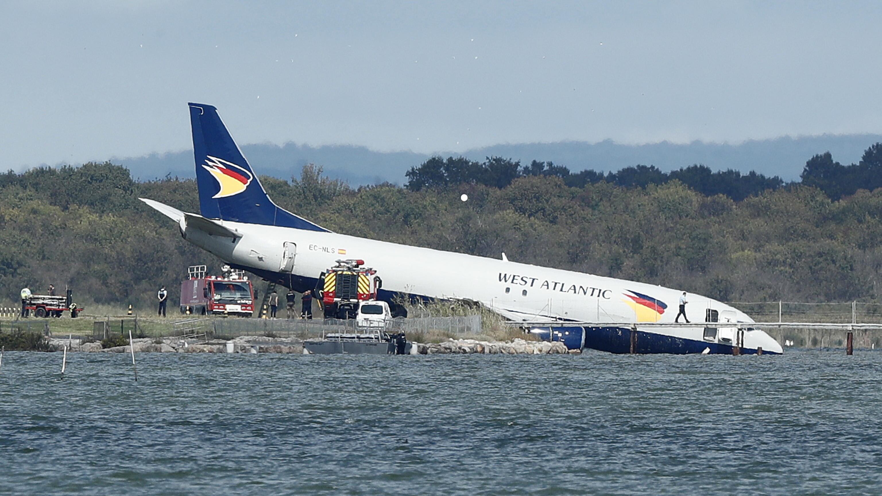 Il decollo, poi lo schianto nello stagno e il miracolo: tutti salvi sul Boeing