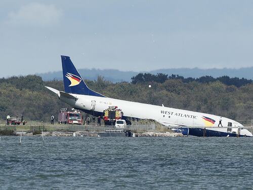 Il decollo, poi lo schianto nello stagno e il miracolo: tutti salvi sul Boeing