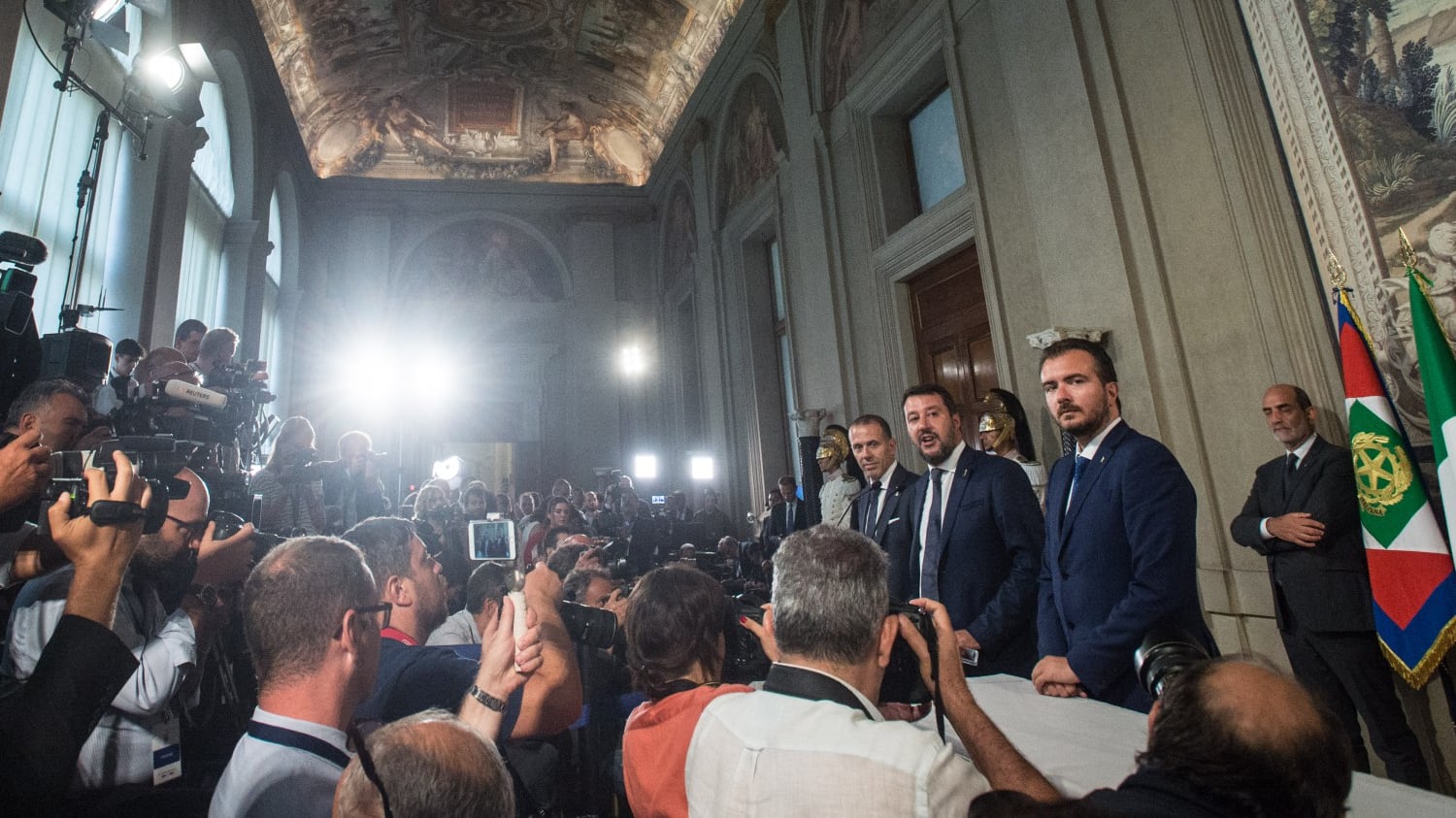 Salvini in pressing su Mattarella: "Fermi questo squallido mercato delle poltrone"
