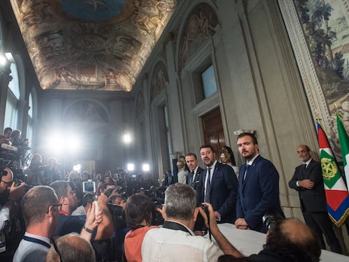 Salvini in pressing su Mattarella: "Fermi questo squallido mercato delle poltrone"