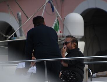 Vacanze in costume Ischia in pieno autunno per Christian De Sica e la moglie 4