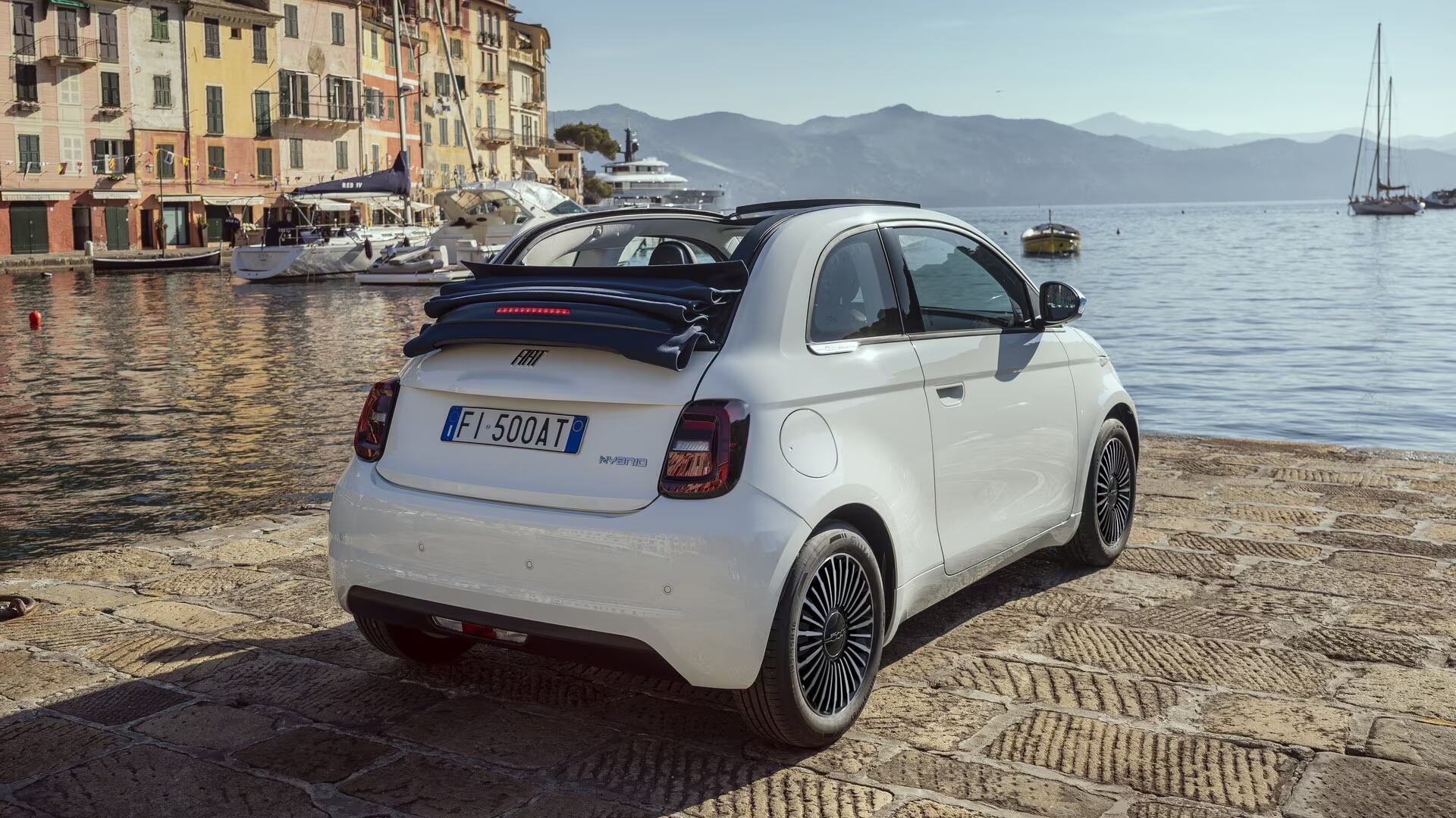 Al volante della Fiat 500 cabrio: un'emozione a un passo dal cielo