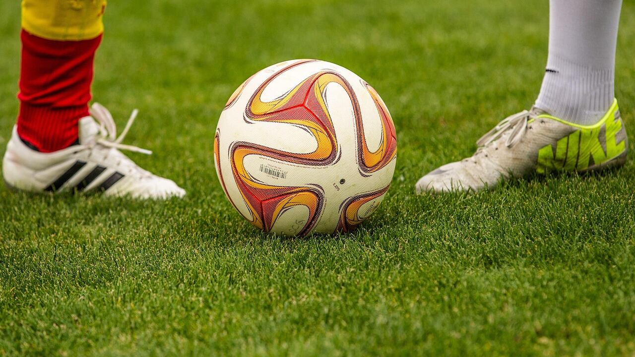 Rigori inventati e “meritavamo noi”: quando il calcio diventa autoironia