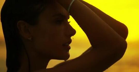 Alessandra Ambrosio completamente nuda in spiaggia 8
