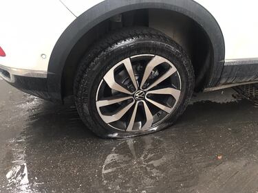 Ecco i suv con le gomme tagliate e i volantini degli eco-attivisti 4
