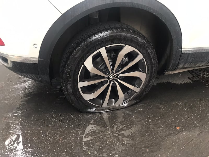 Ecco i suv con le gomme tagliate e i volantini degli eco-attivisti 4