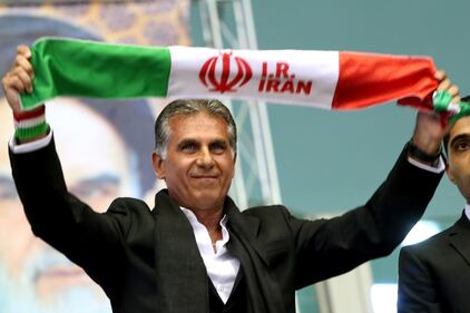 Iran in partenza per i Mondiali. I giocatori baciano il Corano 7